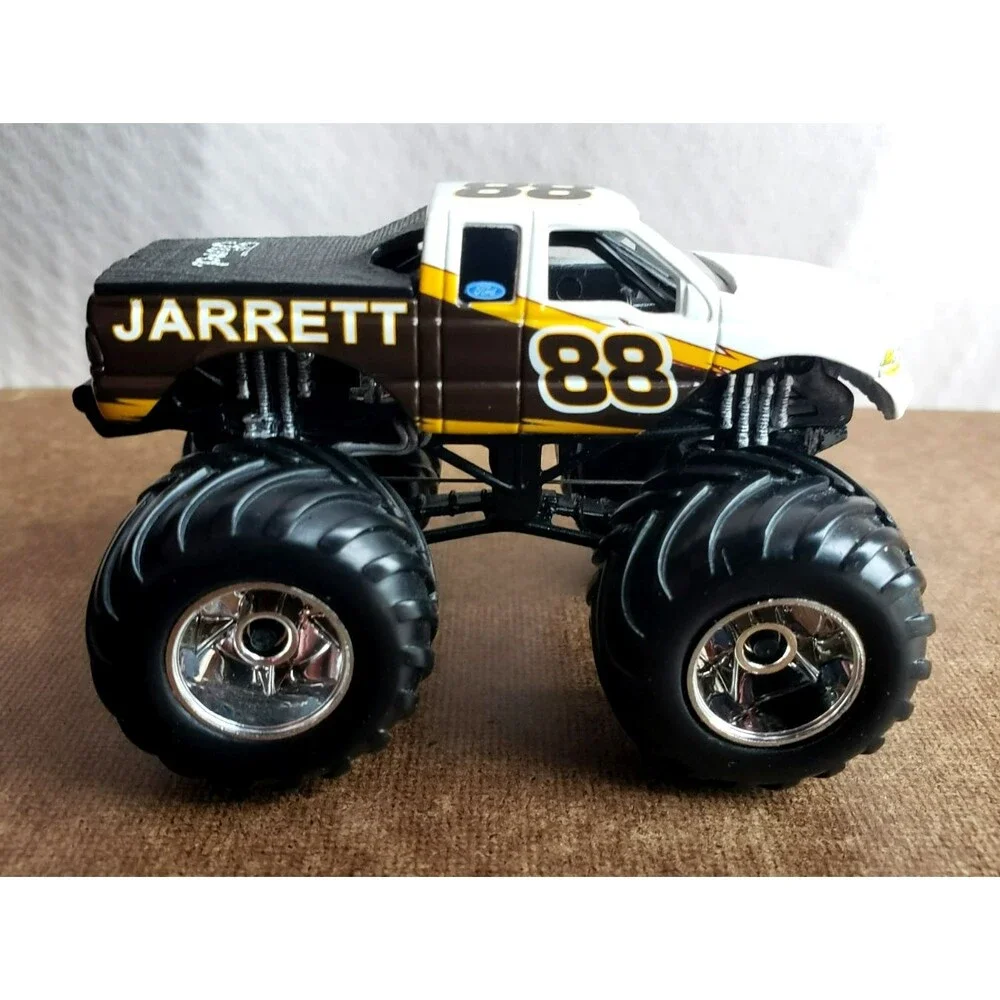 ACTION MUSCLE MACHINES MNSTRTRK NASCAR DALE JARRET #88 FORD MONSTER TRUCK 4